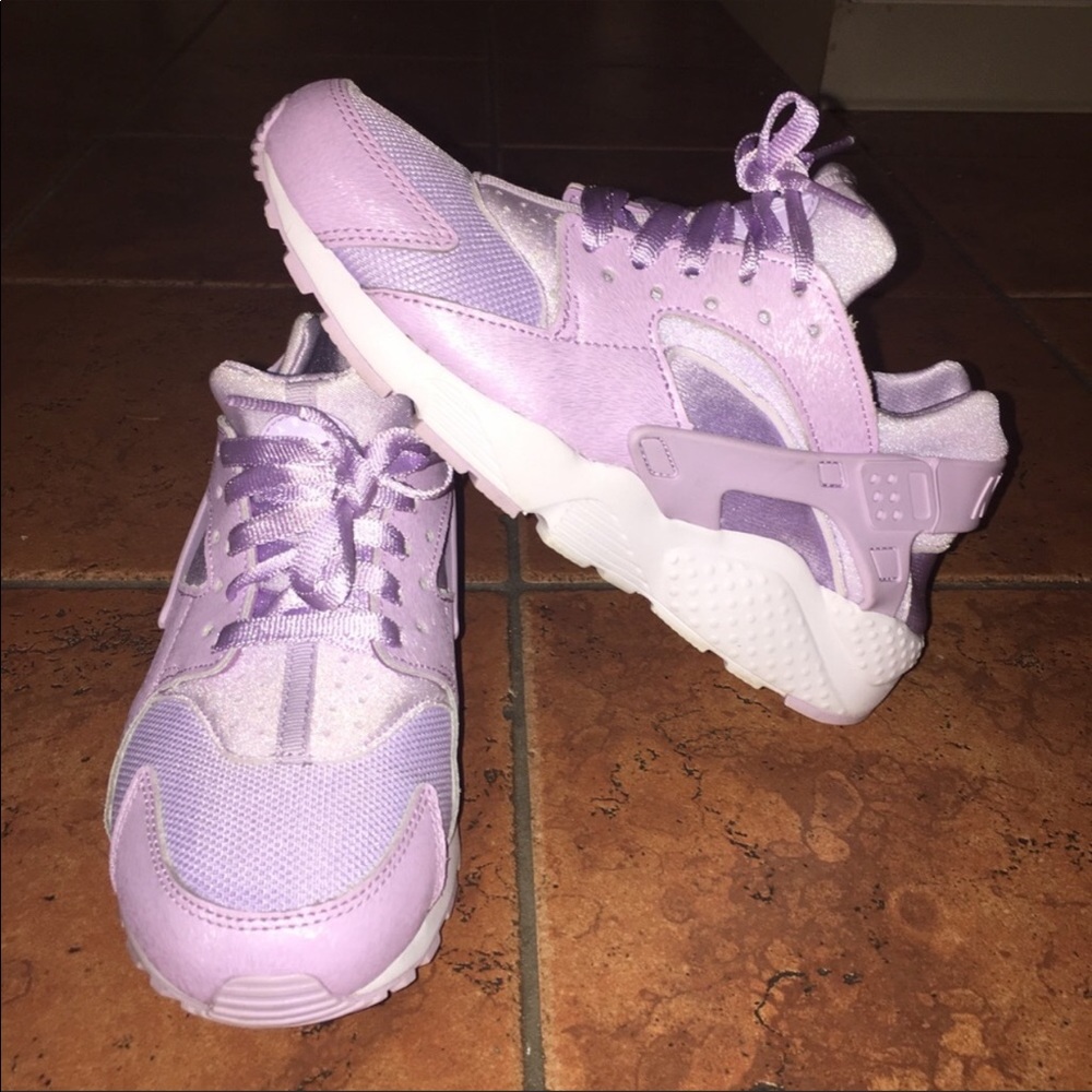 Nike sneakers huarache 6.5 little big on me.